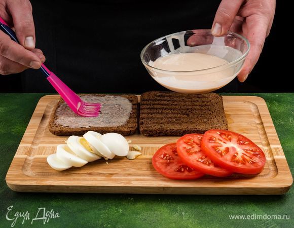 Соберите бутерброд. Хрустящий хлеб смажьте соусом.<br />
 