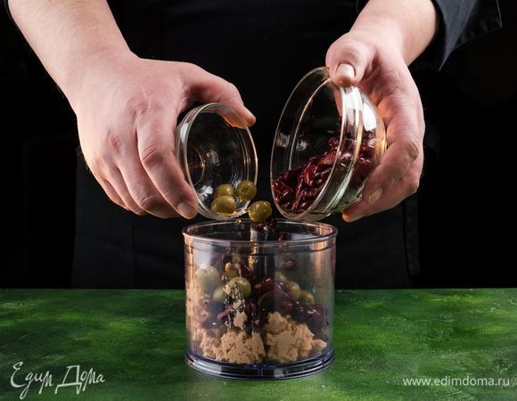 Добавьте фасоль и оливки.