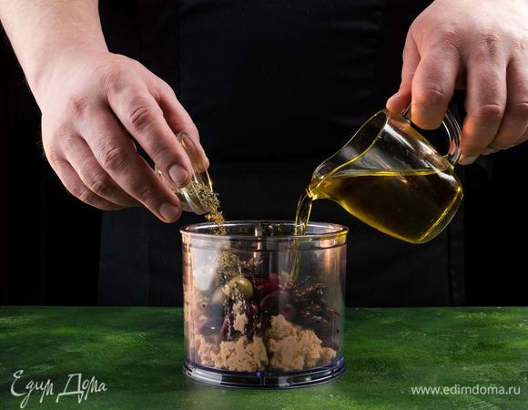 Взбейте все до однородного состояния. Добавьте оливковое масло и пряные сушеные травы по вкусу.<br />
 