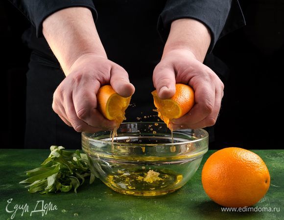 Приготовьте маринад. Смешайте апельсиновый сок, оливковое масло, измельченный чеснок, нарезанный тархун, тертую цедру апельсина. Посолите, поперчите по вкусу.<br />
 