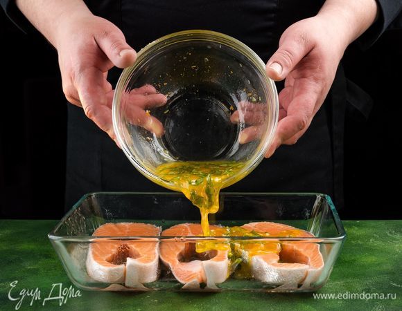 Полейте стейки маринадом и поставьте мариноваться в холодильник на пару часов.<br />
 