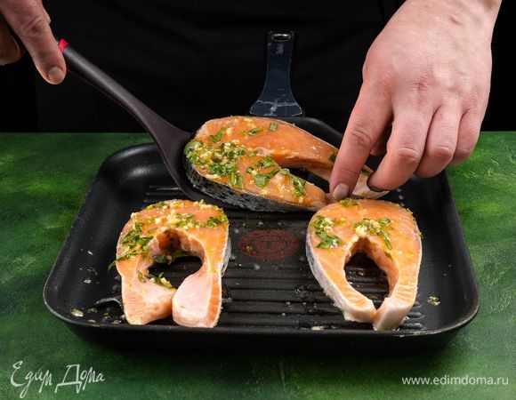 Разогрейте хорошо сковороду-гриль и пожарьте стейки по 5 минут с каждой стороны.<br />
 