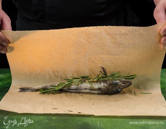 На пергамент выложите пару веточек розмарина, на него — ледяную рыбу ТМ «Магуро». Сбрызните ее оливковым маслом.<br />
Заверните рыбу в пергамент и запекайте при 180°С 40–60 минут, в зависимости от вашей духовки. Когда рыба будет готова, откройте сверху пергамент и поставьте на пару минут под гриль, чтобы рыбка подрумянилась.<br />
 