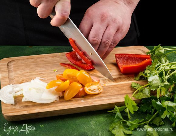 Нарежьте лук полукольцами, а болгарский перец — полосками, помидоры черри — пополам. Измельчите петрушку.<br />
 