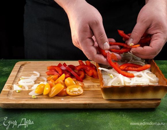 В форму для запекания выложите треску, а сверху — овощи. Накройте фольгой и поставьте в разогретую духовку. Запекайте 35 минут при температуре 180°С.<br />
 