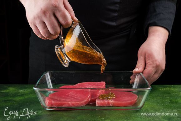 Полейте филе тунца половиной маринада, накройте пищевой пленкой и поставьте на 30 минут в прохладное место.