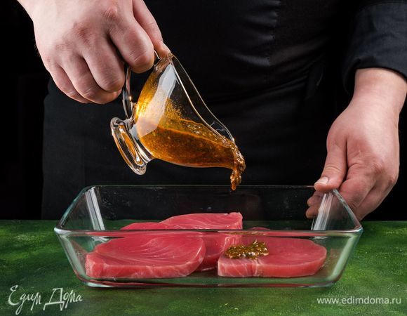 Полейте филе тунца половиной маринада, накройте пищевой пленкой и поставьте на 30 минут в прохладное место.<br />
 