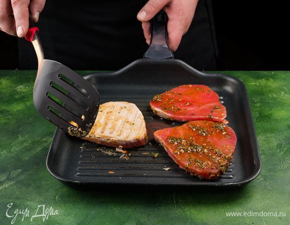 По истечении времени уберите с рыбы лишний маринад и обжарьте филе тунца на сковороде-гриль с одной стороны 4 минуты, а с другой — 2 минуты.<br />
 