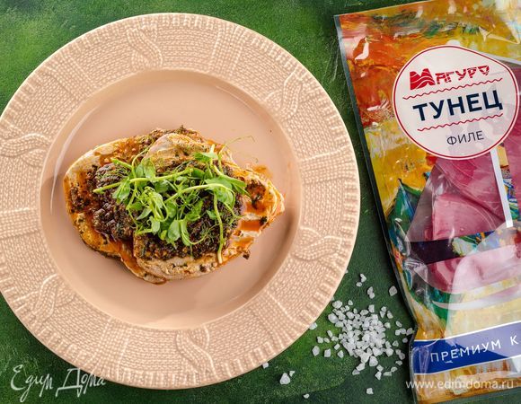 Подавайте стейки, полив оставшимся соусом. В качестве гарнира подойдет салат из свежих овощей. Приятного аппетита!<br />
 