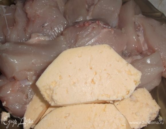 С курицы срезать грудку. Отделить от костей. Подготовить сыр.