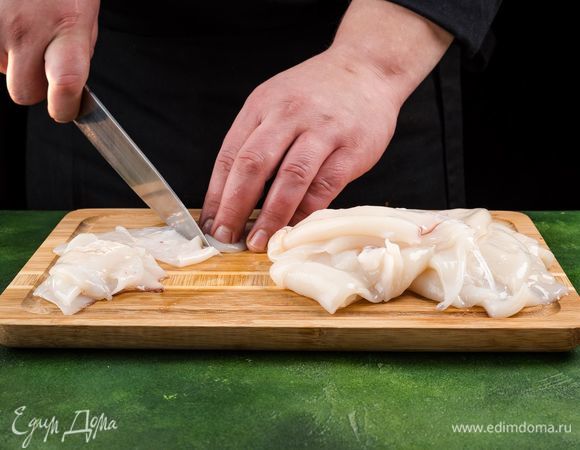 Каждую тушку нарежьте крупными пластами.<br />
 