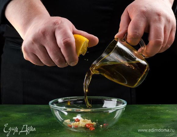 Приготовьте маринад. Чеснок и перец чили очистите и измельчите. Смешайте чеснок, лимонную цедру, чили, влейте лимонный сок, посолите, поперчите и добавьте оливковое масло.<br />
 