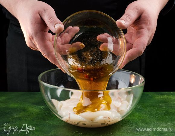 Залейте кальмары половиной маринада и оставьте на 15 минут. Разогрейте сковороду гриль, отряхните кальмары от маринада и обжарьте по 1 минуте с каждой стороны.<br />
 