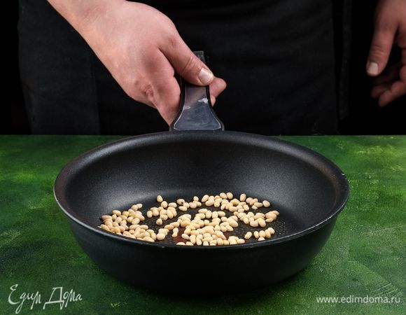 Кедровые орешки обжарьте на сковороде до золотистого цвета.<br />
 