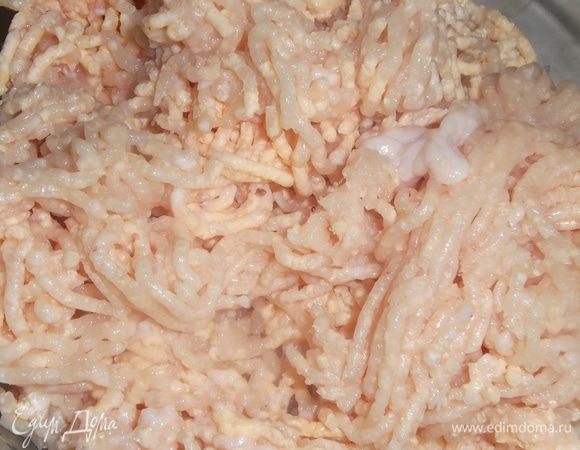 Грудку и сыр пропустить через мясорубку с мелкой решеткой. Посолить, поперчить. (Перец лучше взять чесночный). Хорошо перемешать и выбить фарш.