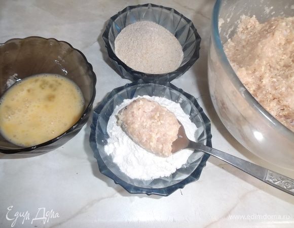 Небольшими морциями обвалять сначала в муке, затем в яйце и сухарях. Для красивого цвета панировки в сухари можно добавить карри, куркуму или паприку.