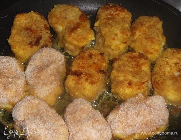 Обжаривать с каждой стороны по 5 минут на умеренном огне.