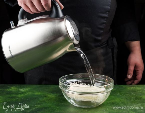 Фунчозу залейте кипятком на 7 минут.<br />
 