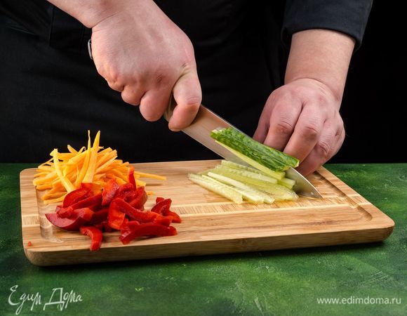 Болгарский перец, огурец и морковь нарежьте тонкой соломкой. 