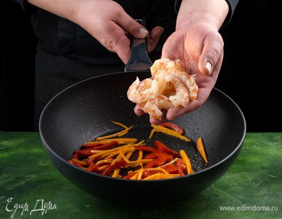 Добавьте креветки.<br />
 