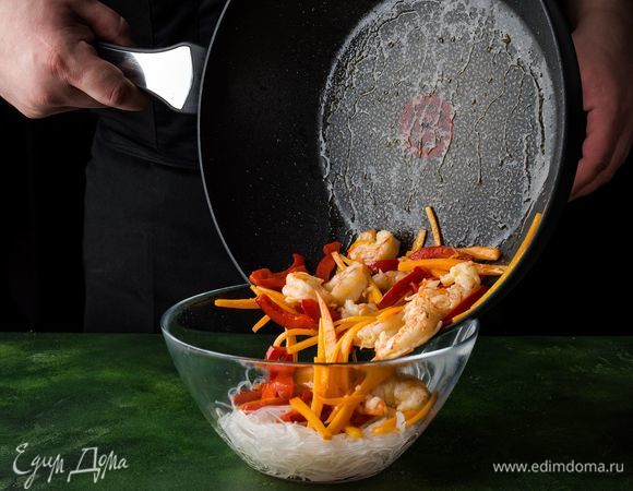 Фунчозу откиньте на дуршлаг. Далее выложите ее в салатник, добавьте обжаренные овощи с креветками.<br />
 