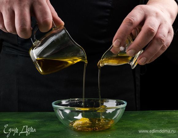 Для заправки соедините измельченный чеснок, лимонную цедру, мед и оливковое масло. Добавьте соевый соус и лимонный сок.<br />
 