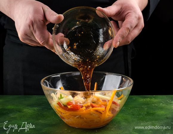 Полейте заправкой фунчозу и добавьте огурцы.<br />
 