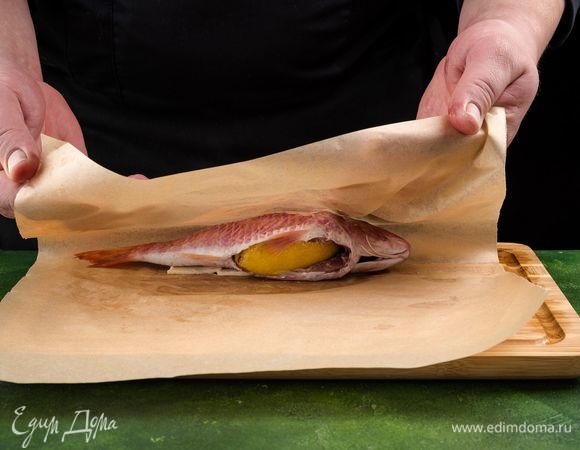 Пергамент смажьте сливочным маслом и заверните в него плотно рыбу. Запекайте 25 минут при 150°С.<br />