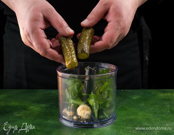 В блендер положите петрушку, огурцы и желток вареного яйца, взбейте блендером. Соедините две полученных массы для соуса.<br />