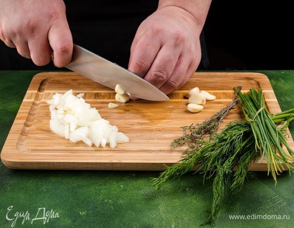 Измельчите чеснок и репчатый лук. Также нарежьте мелко укроп, зеленый лук и тимьян.<br />
 
