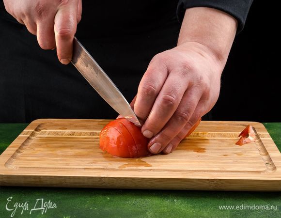 На помидоре сделайте крестообразный надрез, опустите его в кипящую воду на 30 сек., затем обдайте холодной водой и очистите от кожицы. Мякоть мелко нарежьте.<br />
 