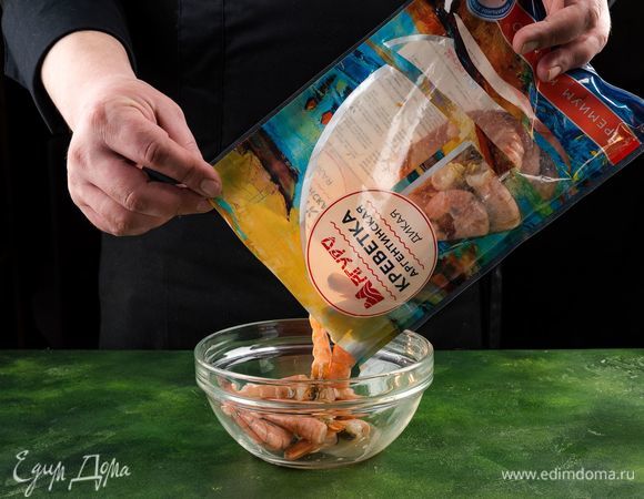 Аргентинские креветки ТМ «Магуро» разморозьте, промойте и очистите.