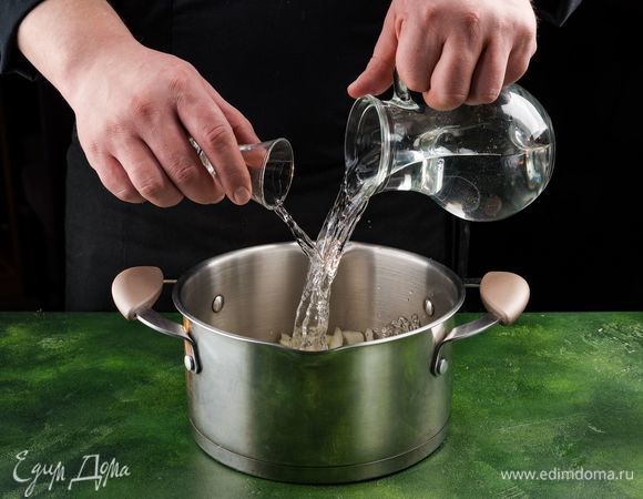 Смешайте в кастрюле вино с 1/2 стакана холодной воды, добавьте измельченный репчатый лук.<br />
 