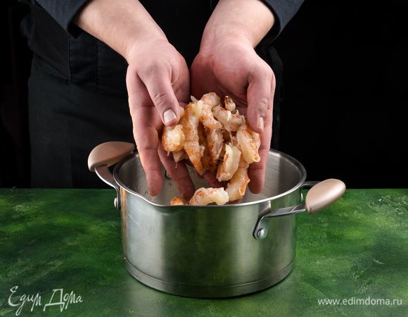 Доведите до кипения и положите креветки ТМ «Магуро», готовьте под крышкой на большом огне 3 мин. 