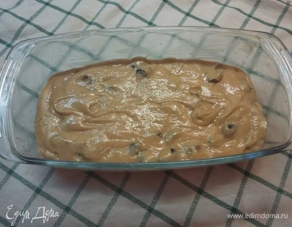 Форму для выпечки смазать маслом и выложить в нее тесто. Разровнять. Выпекать при 180°C 45–50 минут.