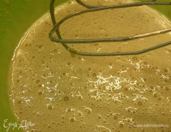 Добавить к яйцам пряную смесь и перемешать. Просеять муку, соду и разрыхлить. Все хорошо перемешать. В конце добавить порезанный чернослив.