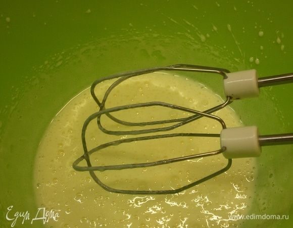 Яйца взбить в пышную пену с оставшимся сахаром.