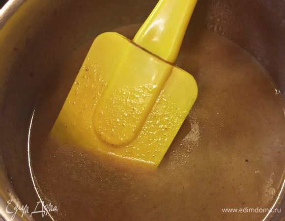 Из общего количества сахара берем 1 ст. л. и в ковшике растапливаем. Когда карамелька стала немного коричневой, влить 2 ст. л. воды и размешивать до полного растворения. В другой ковшик влить молоко, положить мед и сливочное масло. Поставить на огонь, добавить карамельку и греть до полного растворения меда. В конце добавить цедру с одного лимона, имбирь и корицу. Все хорошо перемешать и снять с огня. Остудить.