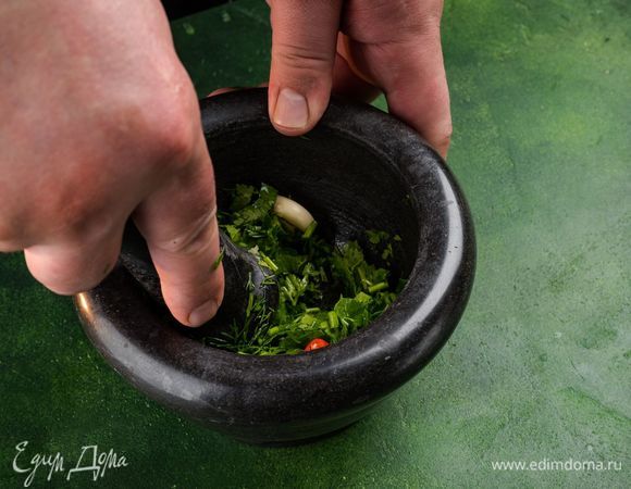 Приготовьте соус. Зелень промойте и порвите руками. Очистите чеснок и перец чили. В ступку сложите зелень, чеснок, перец, посолите, добавьте растительное масло и лимонный сок. Все хорошо разотрите.<br />
 