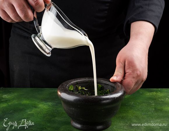 Добавьте натуральный йогурт и все перемешайте.