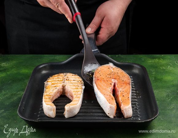 Стейки смажьте оливковым маслом, приправьте солью и перцем и пожарьте на гриле.