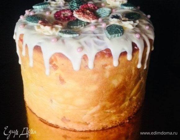 У меня украшен растопленным шоколадом и шоколадными цветочками и листиками.