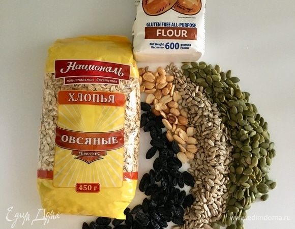 Подготовим и отмерим все сухие ингредиенты. Овсяные хлопья от ТМ «Националь». Орехи — у меня арахис жаренный, но можно взять абсолютно любые. Тыквенные семечки и семечки подсолнечника. Изюм (у меня черный) промыть и тщательно обсушить бумажным полотенцем.