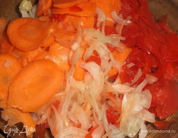 Куриную грудку нарезать, залить водой, довести до кипения и снять пену. Добавить нарезанную морковь, лук, перец.