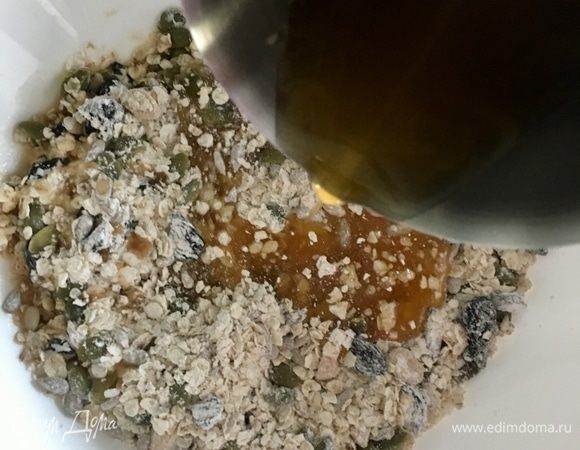 Теперь к сухим ингредиентам добавляем жидкие, то есть, кленовый сироп и мед. Мед у меня был не жидкий, поэтому его пришлось растопить.