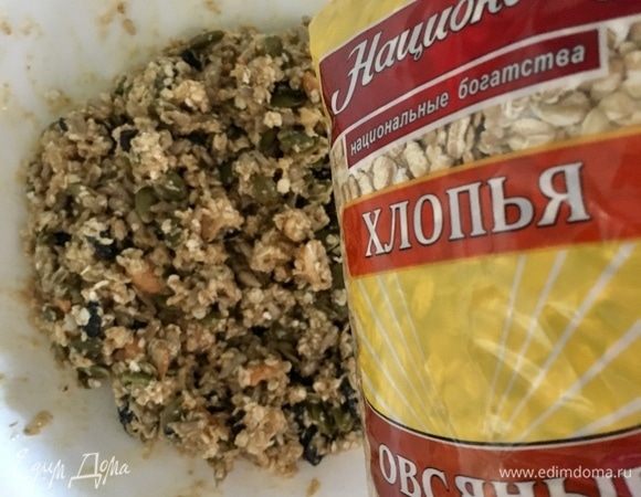 Добавили жидкие составляющие батончиков-мюсли и тщательно перемешали.