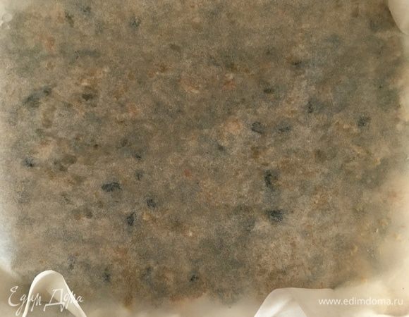 Сверху накрыть вторым листом пергамента и утрамбовать. Лист снять и поставить выпекаться в заранее разогретую духовку до 180°C на 20–25 мин. Следите, чтобы верх не подгорел. Затем остудить до теплого состояния и ножом разрезать на прямоугольнички.