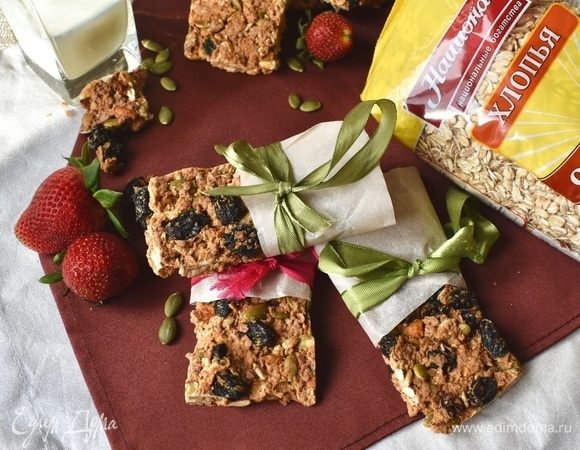 И можно пробовать. Эти полезные батончики идеальны с молочком или чаем! А также как полезные перекус и взрослым, и детям! Здоровая альтернатива покупным батончикам, которые вроде бы тоже не содержат ничего вредного, но в домашнем варианте мы точно знаем, что в них положили! Хрусткие, веселые и звонкие полезные батончики-мюсли!