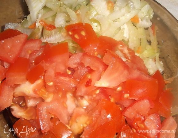 Нарезать сельдерей и помидоры. Добавить в суп.