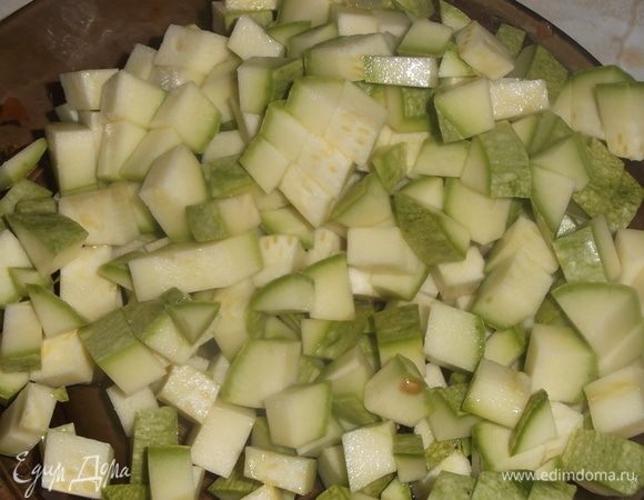 Нарезать кабачок, чеснок, укроп и острый перец. Отправить в кастрюлю с супом.